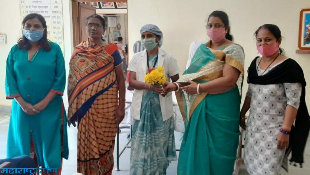 साटक प्राथमिक आरोग्य केन्द्राच्या डॉ हिंगे व कर्मचा-यांचा सत्कार