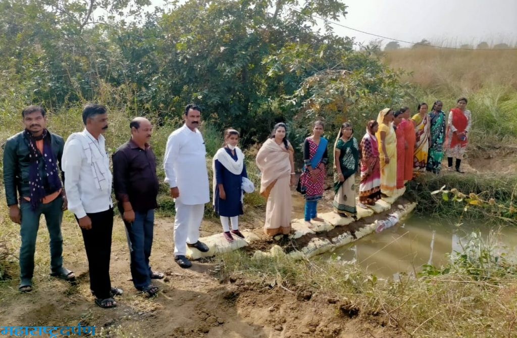 आमडी हिवरी शिवारात श्रमदानातुन वनराई बंधारा निर्माण