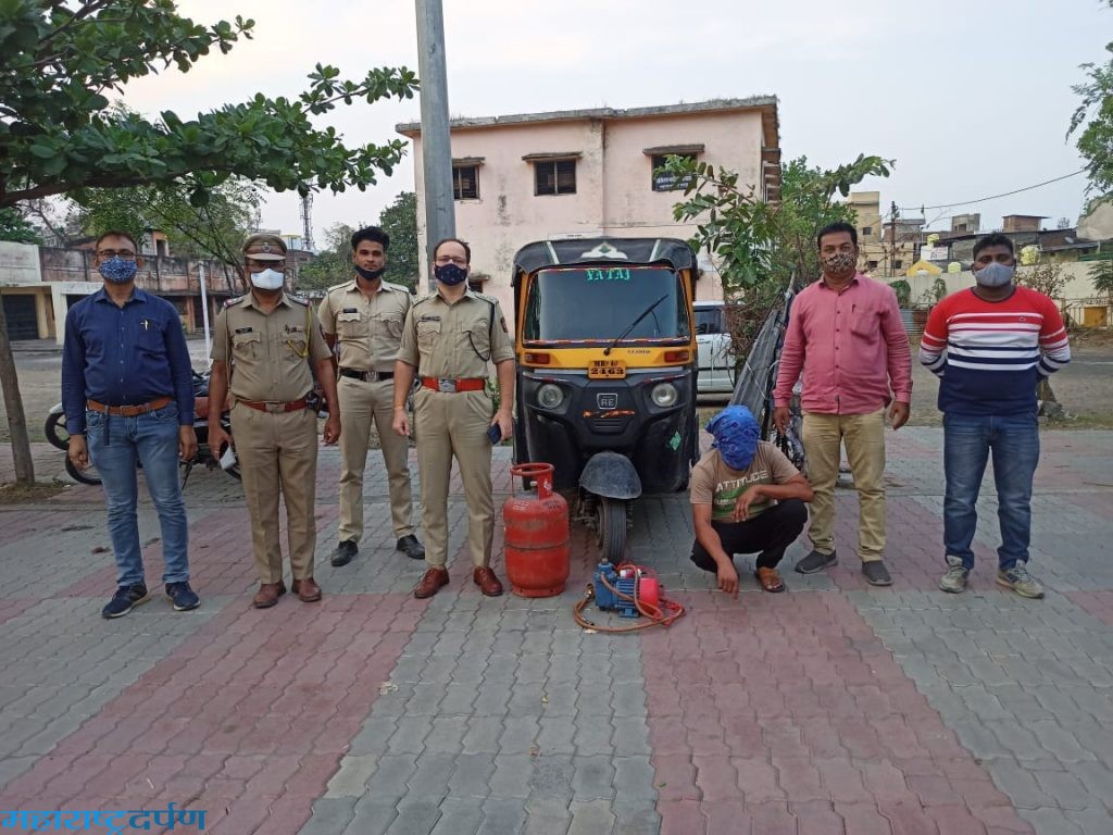 अवैध एलपीजी गॅस सिलेडंर चालवायचा ऑटो : आरोपीस अटक