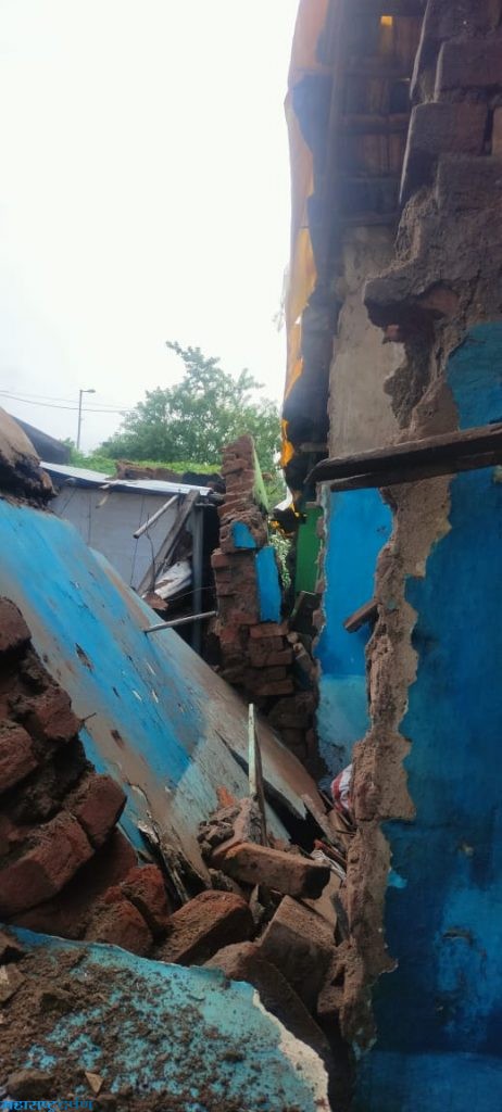 कन्हान झालेल्या पावसाने राय नगर येथील घराची भिंत पडली
