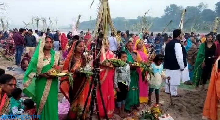 श्री सुर्यषष्टी महाव्रत पर्वावर कन्हान नदी घाट व पिपरी घाटावर सांध्य अर्धाने सुर्याची आराधना