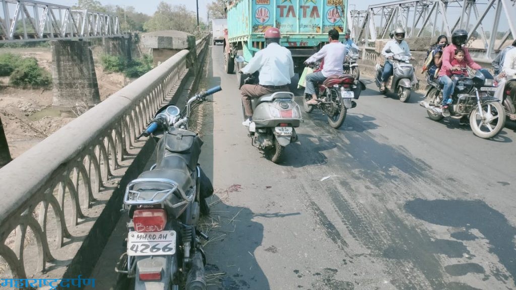 कन्हान नदी पुलावर चारचाकी वाहनाची दुचाकी ला धडक, दोन युवक जख्मी