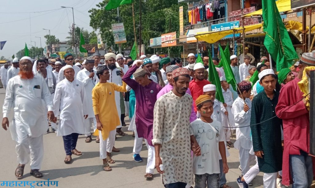 मुस्लिम बांधवा द्वारे मिरवणुक काढत ईद ए मिलाद महोत्सव शांततेत 